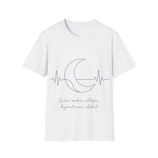Wenn andere schlafen T-Shirt – Minimalistisches Mond & Herzschlag Shirt für Pflegekräfte